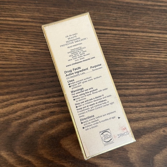 NEW Cle de peau Refreshing Protective Emulsion SPF 15 Sunscreen 50 mL - Picture 3 of 5